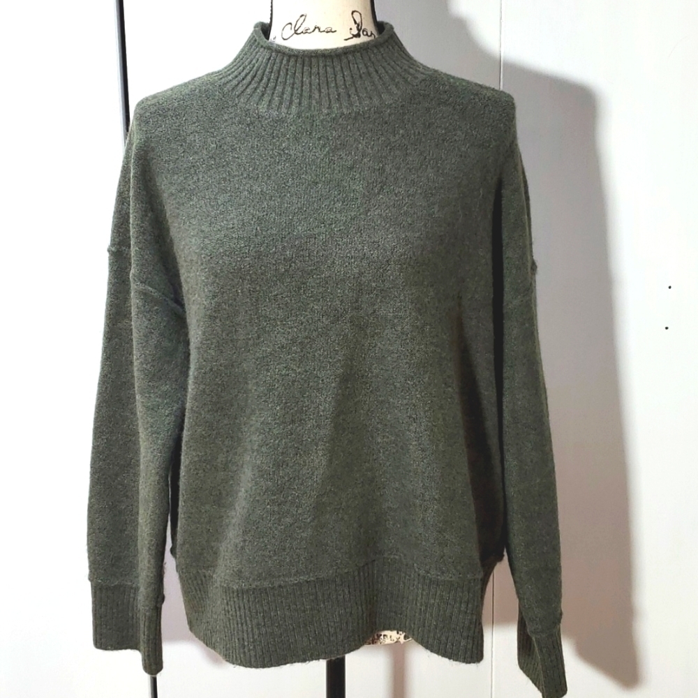 Universal Threads-Womens Moss Green Sweater New! Size Medium